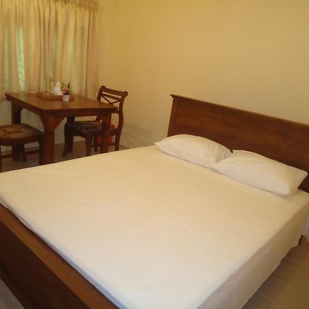 Guest House Kaduwela Esterno foto